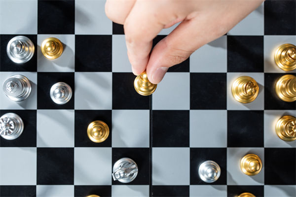 如何有效制定并執(zhí)行長期戰(zhàn)略計(jì)劃以適應(yīng)市場變化？