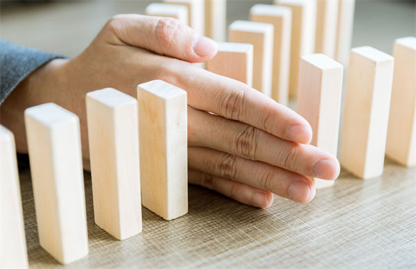 在年度經(jīng)營計劃中，如何有效識別并應(yīng)對潛在風(fēng)險？