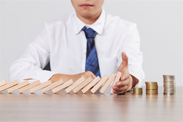 在年度經(jīng)營(yíng)計(jì)劃中，如何有效識(shí)別并應(yīng)對(duì)潛在風(fēng)險(xiǎn)？