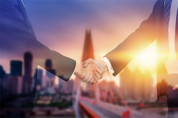 品牌戰(zhàn)略管理中，如何有效應(yīng)對(duì)市場(chǎng)變化與消費(fèi)者需求？