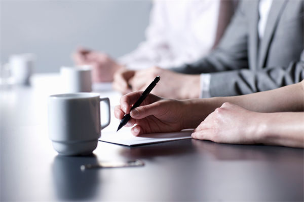 績效不佳員工薪酬調(diào)整策略，如何避免士氣低落？