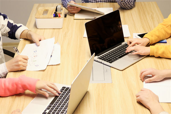 數(shù)字化轉(zhuǎn)型背景下，企業(yè)戰(zhàn)略應(yīng)如何創(chuàng)新與升級？