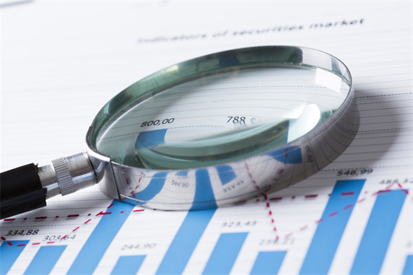 在制定年度經(jīng)營計劃時，如何考慮行業(yè)趨勢和政策影響？