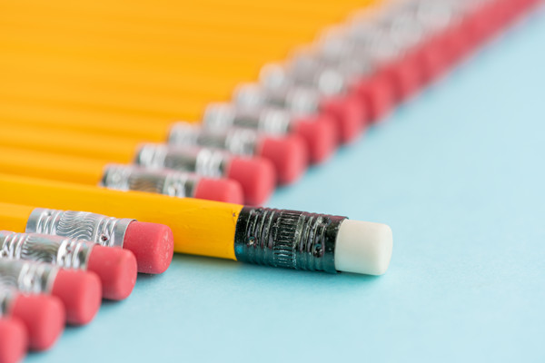 在多元化市場(chǎng)環(huán)境下，品牌如何保持一致性并突出特色？