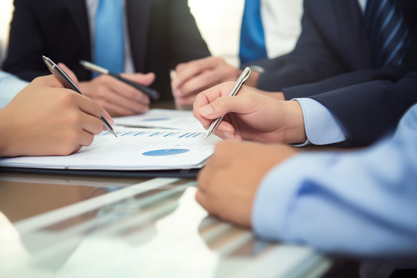 企業(yè)在推進(jìn)精益生產(chǎn)時(shí)，如何平衡短期目標(biāo)與長(zhǎng)期戰(zhàn)略？