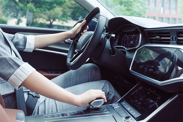 女子工資4600每天花近百元通勤上班，人力資源怎么看？