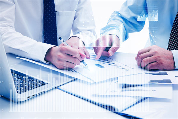 如何通過預(yù)算分析，識別企業(yè)運營中的潛在風(fēng)險與機遇？