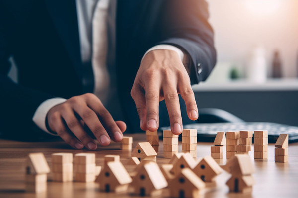 面對(duì)復(fù)雜市場(chǎng)環(huán)境，集團(tuán)管控咨詢?nèi)绾未_保企業(yè)穩(wěn)健前行？