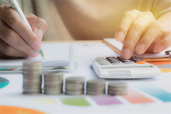 在滾動(dòng)預(yù)算模式下，如何確保預(yù)算的連續(xù)性和前瞻性？