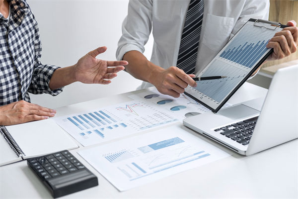 在滾動(dòng)預(yù)算模式下，如何確保預(yù)算的連續(xù)性和前瞻性？