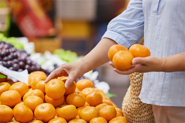 榴蓮價格暴跌50%，有人買了50箱，預算管理怎么看？