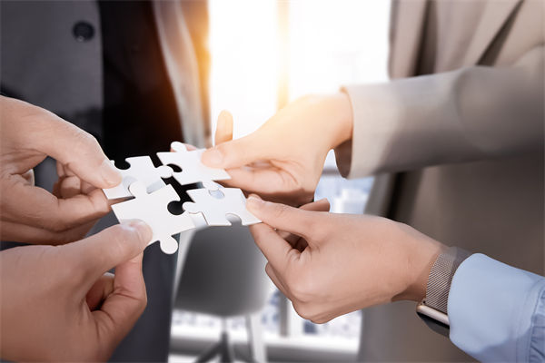 把頂層設(shè)計(jì)和問(wèn)計(jì)于民統(tǒng)一起來(lái)，對(duì)企業(yè)戰(zhàn)略的啟示