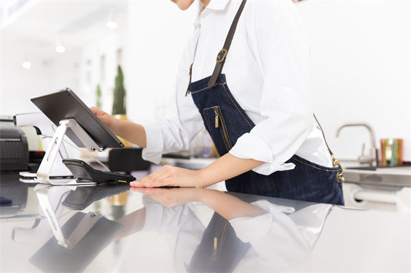 29歲女演員回應(yīng)在餐廳當(dāng)服務(wù)員，人力資源怎么看？