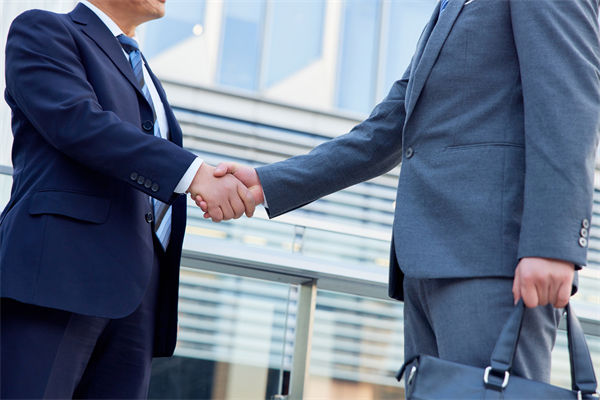 29歲女演員回應(yīng)在餐廳當(dāng)服務(wù)員，人力資源怎么看？