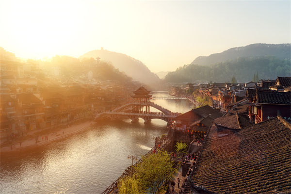 戰(zhàn)略規(guī)劃分析：村民不滿古鎮(zhèn)收門(mén)票，指引游客逃票