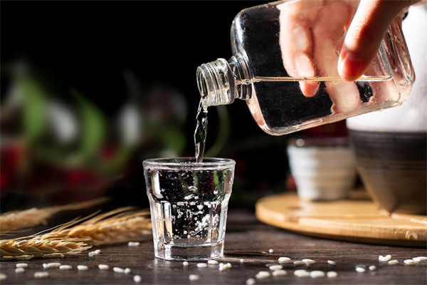 白酒遇冷，集體“降度”，關(guān)聯(lián)企業(yè)有何營銷啟示？