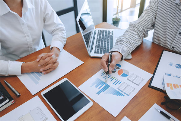 薪酬結(jié)構(gòu)與戰(zhàn)略脫節(jié)，薪酬咨詢(xún)?cè)鯓哟罱ㄟm配體系？